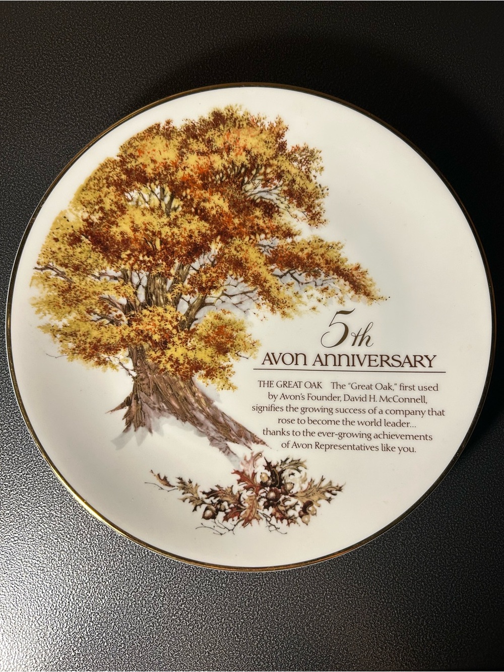 Avon Anniversary Decorative Plate with Autumn Oak Artwork in White and‎ Gold